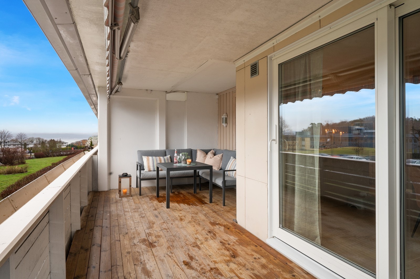 Den store, vestvendte balkongen på 17 m² har gode lysforhold og plass til en romslig sittegruppe. Galleribilde