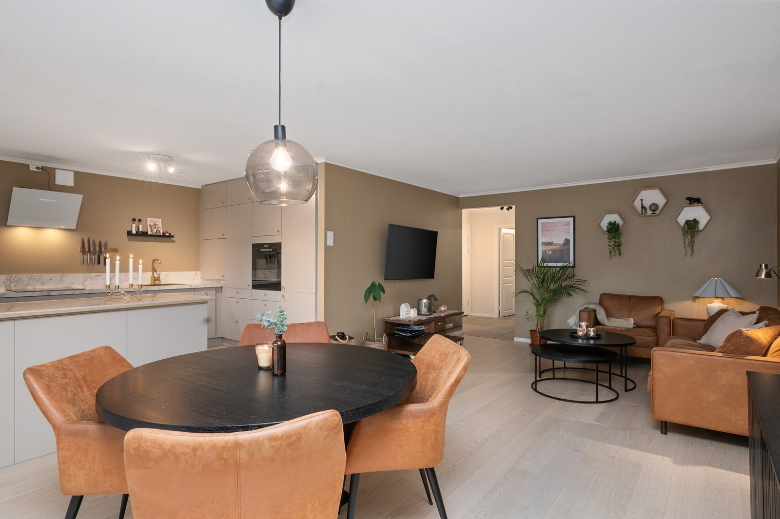 Stilrent kjøkken fra 2021, praktisk integrert i den sosiale sonen. Galleribilde