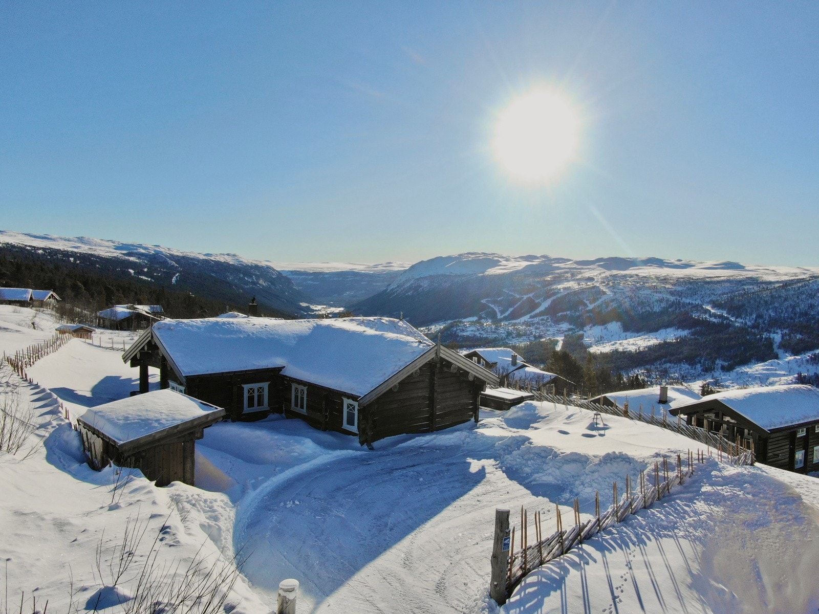 Enkel adkomst og god plass til parkering. Galleribilde
