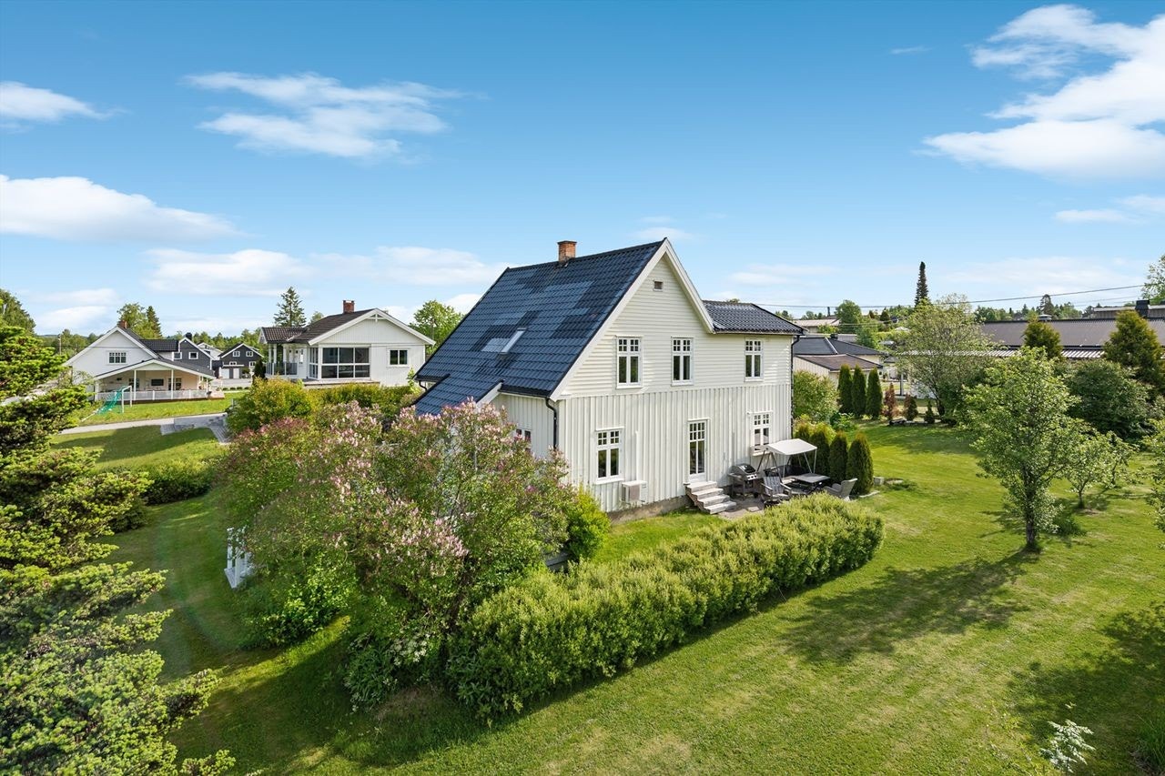 Eiendommen har godt med boltringsplass i et barnevennlig område. Galleribilde