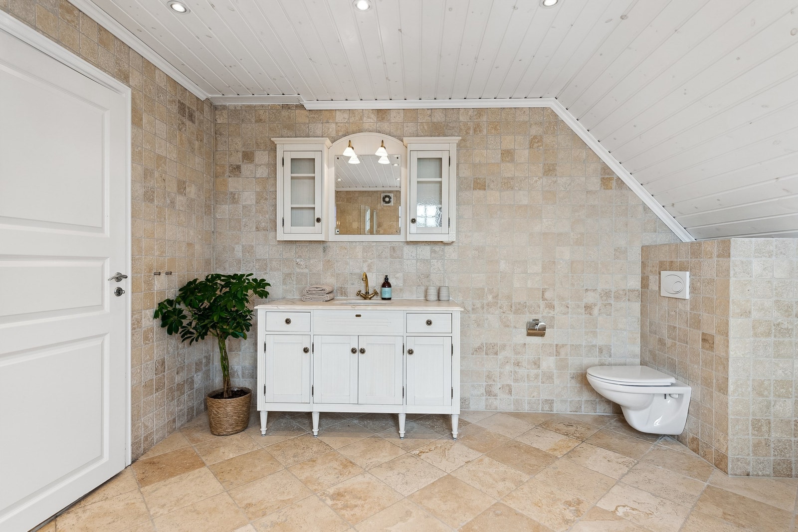 Det er elektriske varmekabler i gulv og mekanisk ventilasjon. Galleribilde