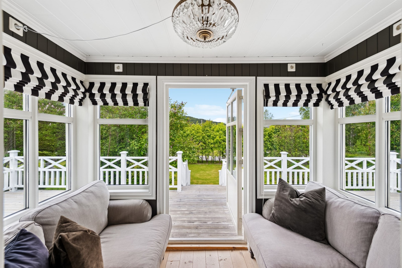 I tilknytning til kjøkkenet har man vinterhage og utgang ut til solrik veranda. Galleribilde