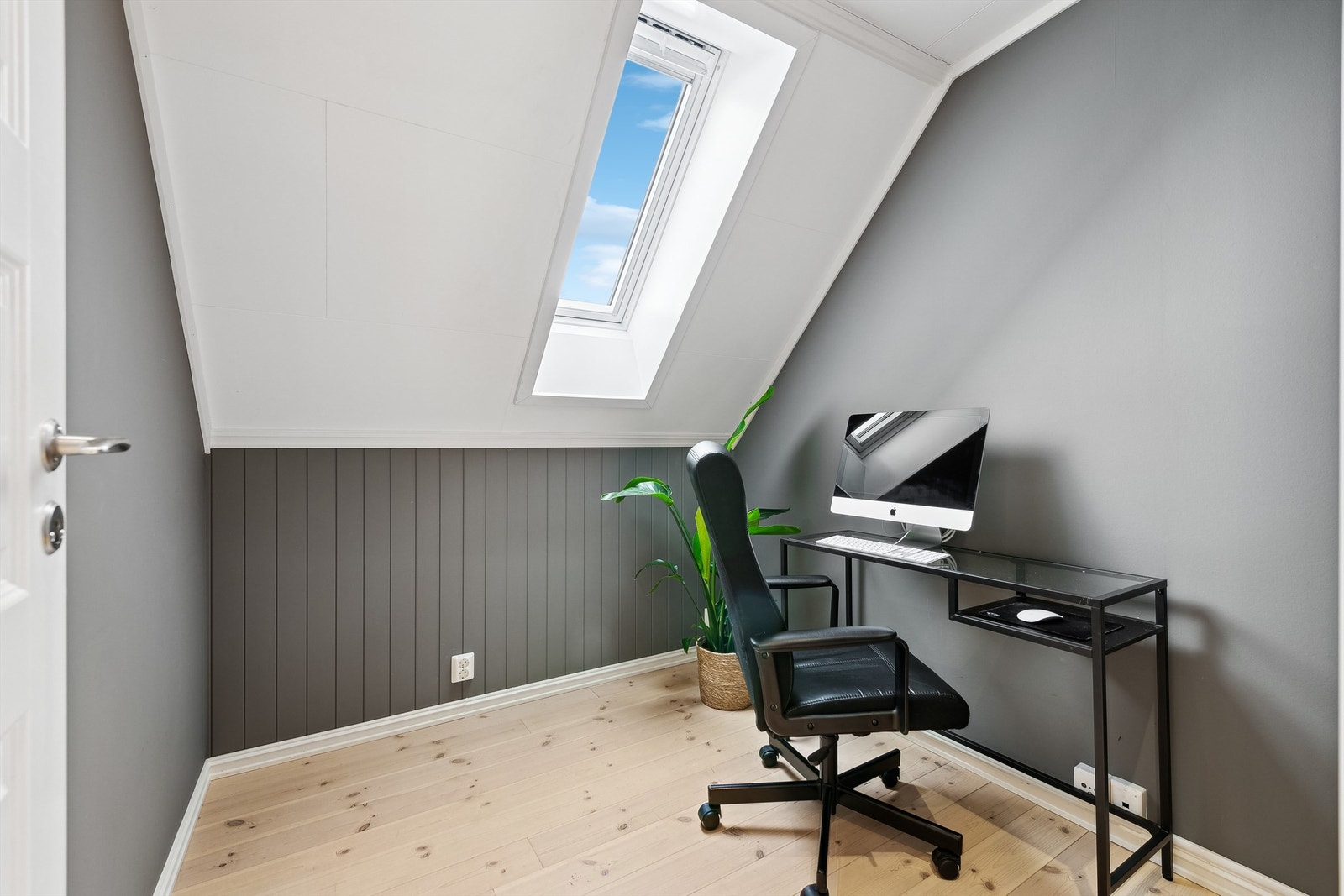 Det er satt inn takvindu og skillevegg i 2021 - i dag benyttes rommet som kontor. Galleribilde