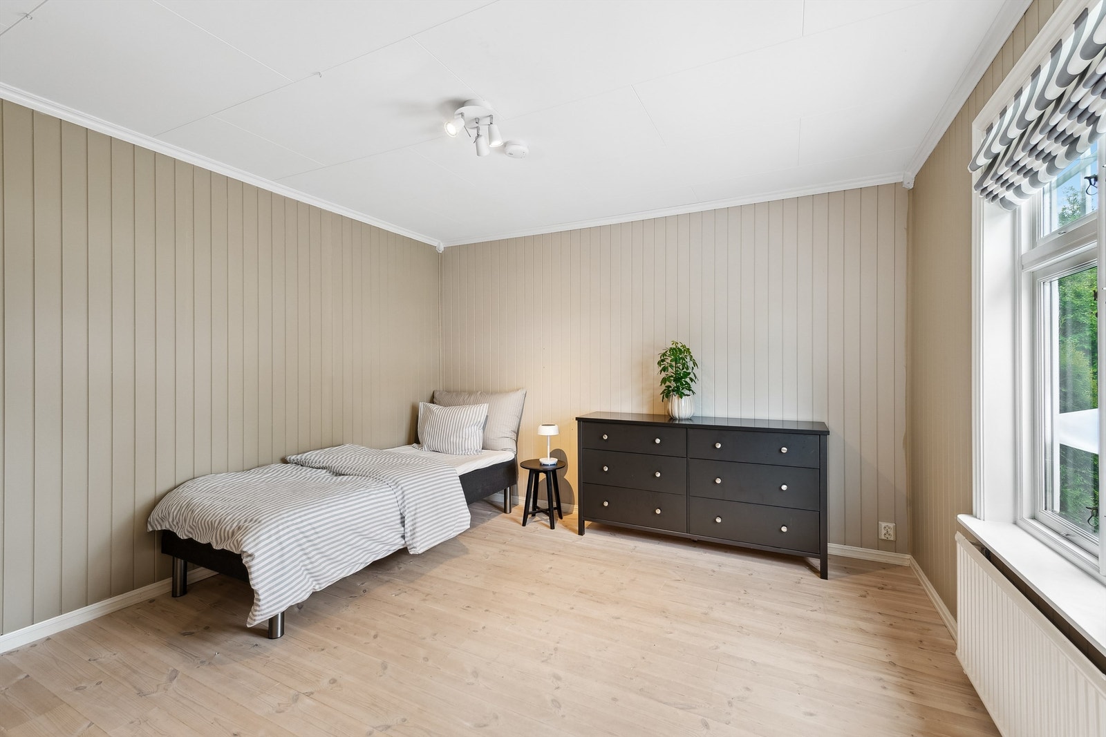 Soverom 1 ligger inntil stuen og har god plass for møblement. Galleribilde