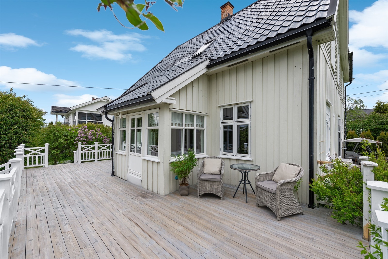 Her har man flere muligheter for møblering og det er trapp ned til hagen fra flere sider. Galleribilde