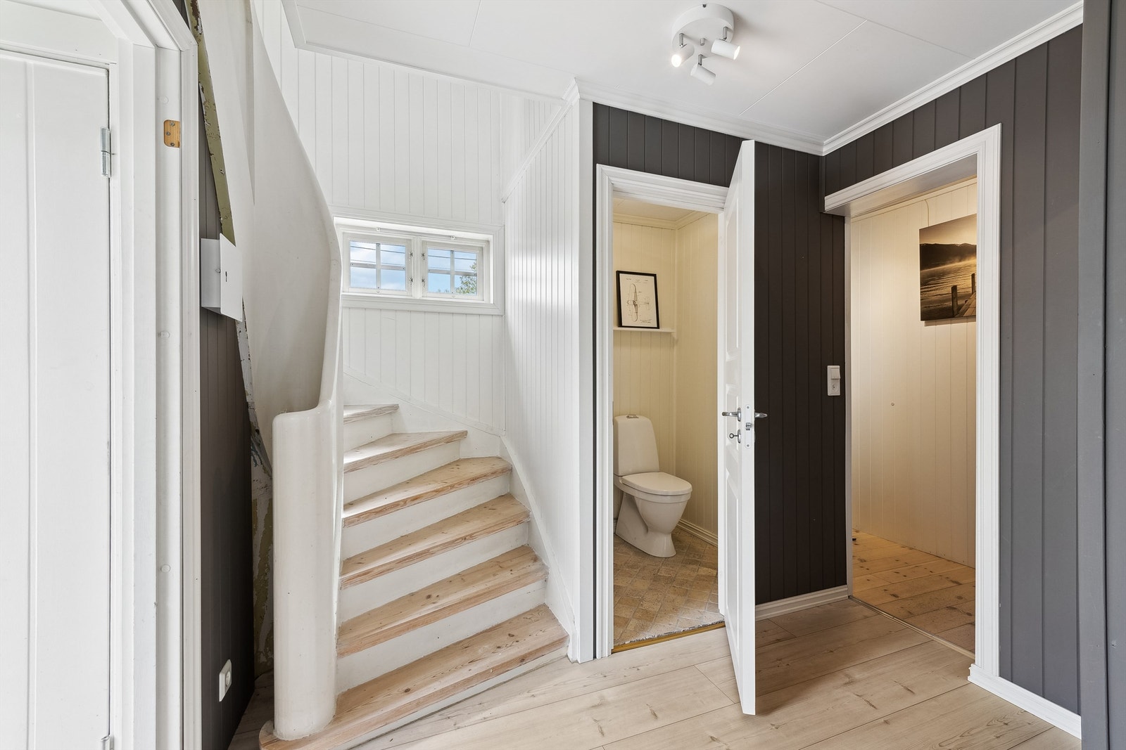 I gangen har man et separat toalettrom, samt innredet bod for ytterligere oppbevaring av klær og sko. Galleribilde