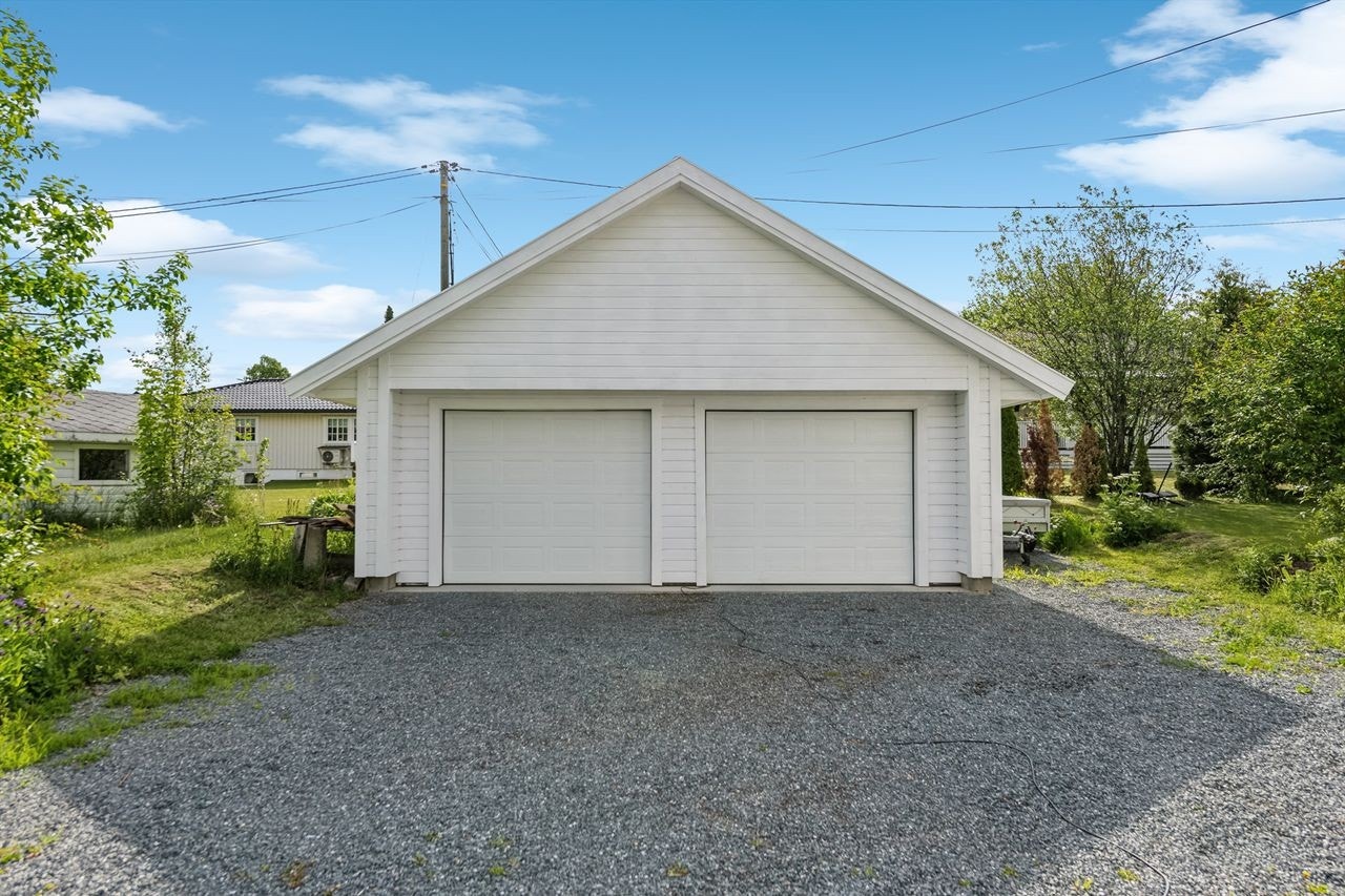 Praktisk dobbeltgarasje bygd i 2024 med loft. Galleribilde