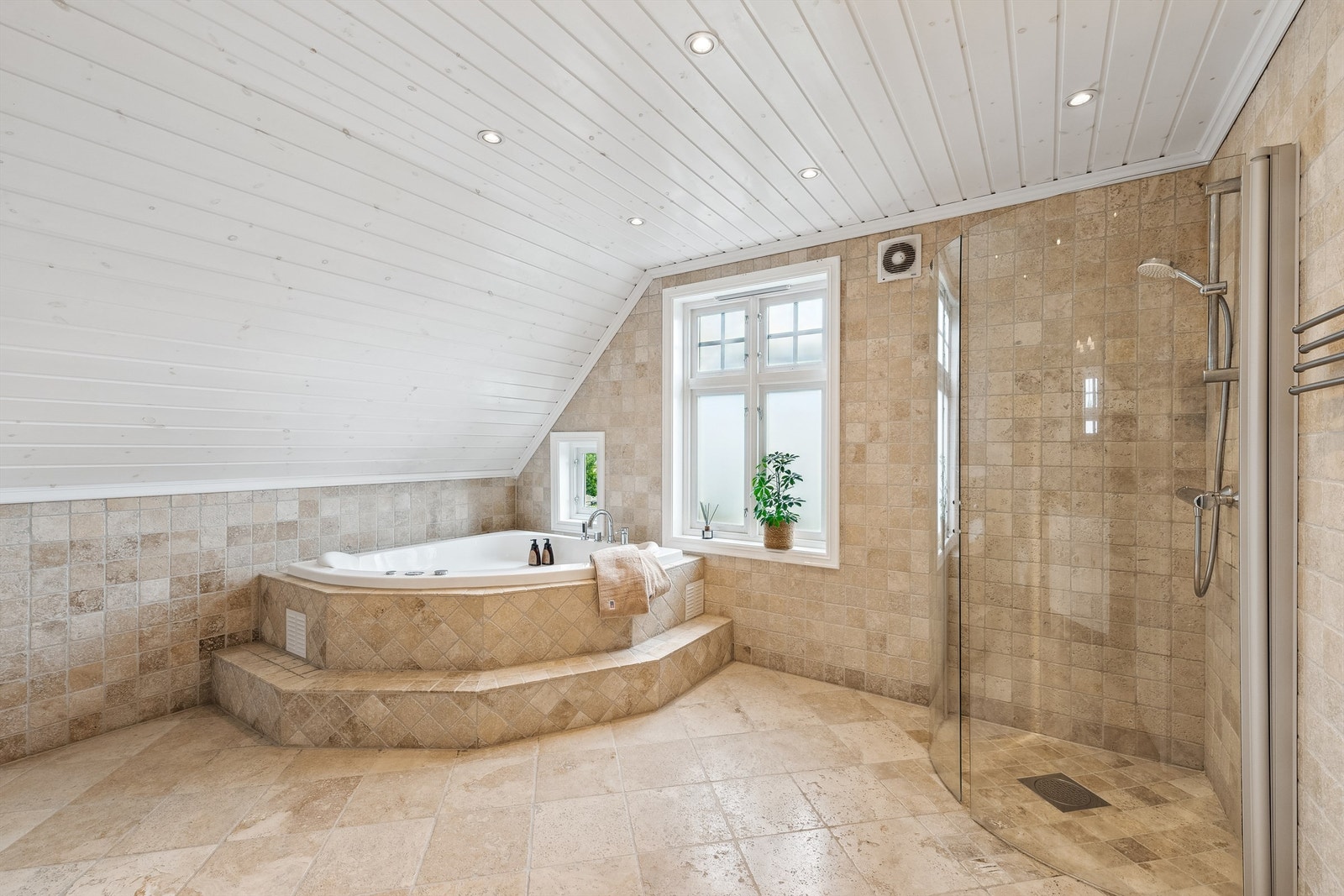 Badet har vegghengt wc, boblebad og dusj med innfellbare glassvegger. Galleribilde