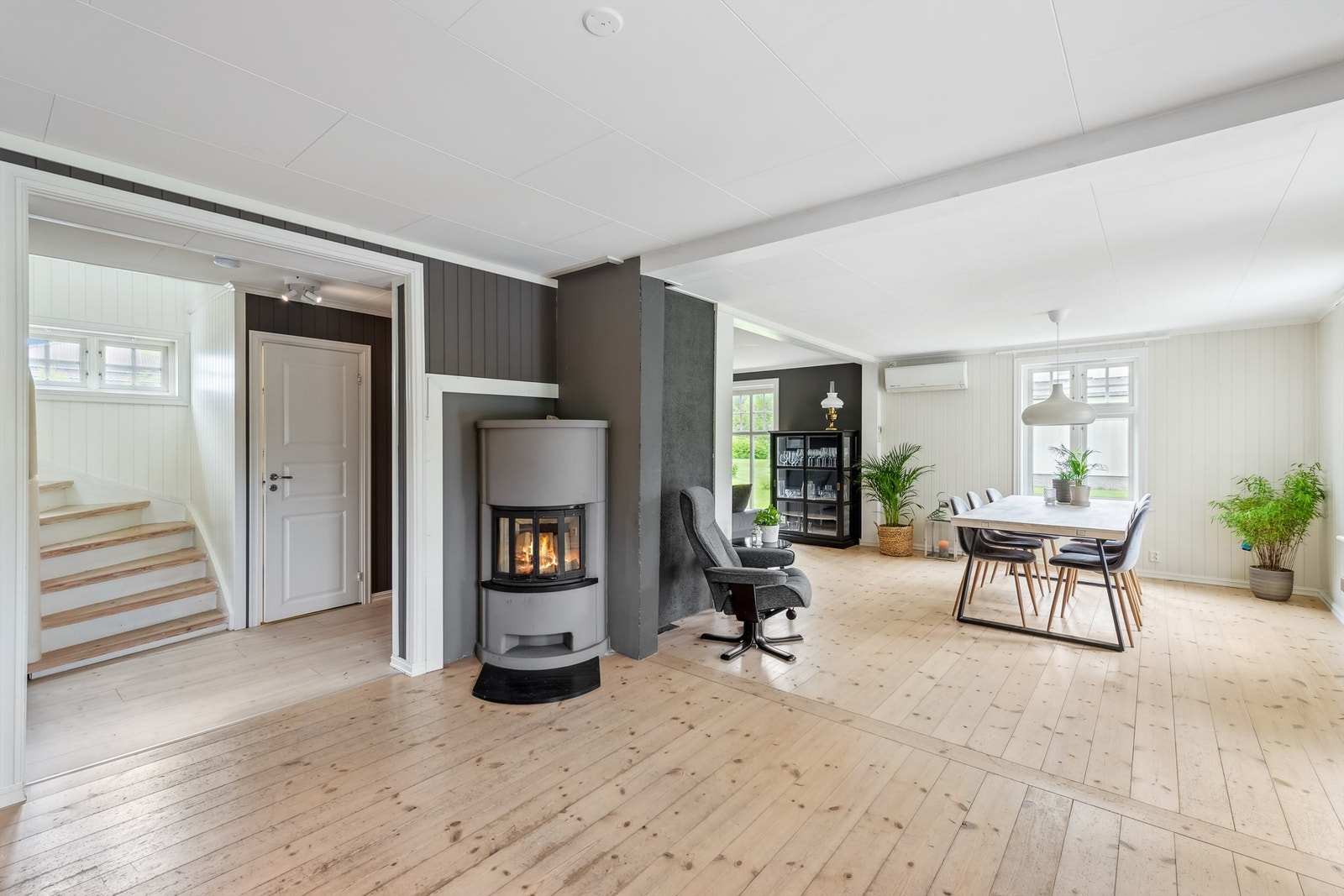 Boligen er oppvarmet med vedfyring, varmepumpe og elektrisitet. Galleribilde