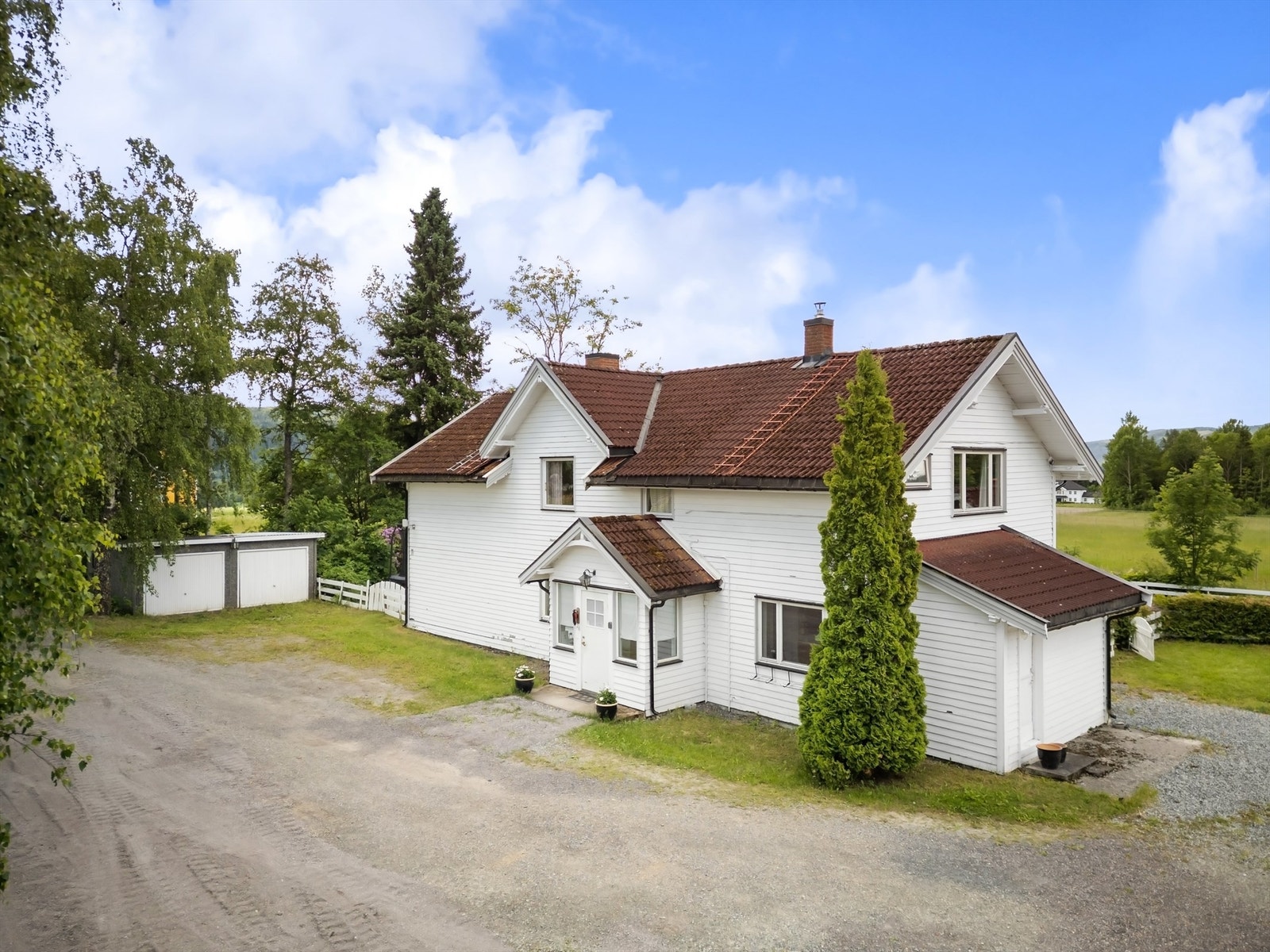 Frittstående dobbelgarasje (ikke byggemeldt) på ca. 34 kvm med støpt dekke og to vippeporter av tre Galleribilde