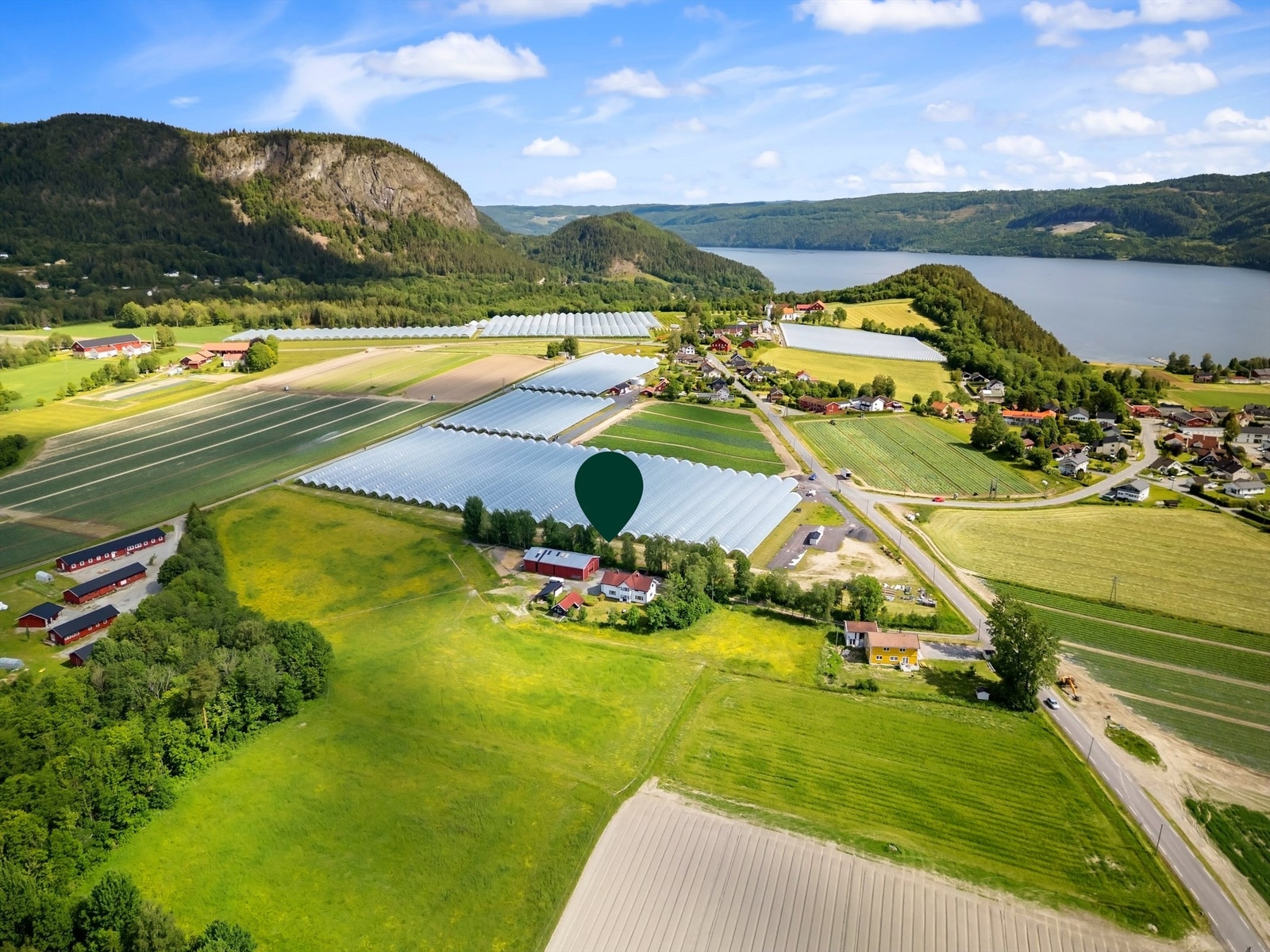 Eiendommen er godt egnet for hestehold (bl.a. tilrettelagt med 3 bokser i låve, paddock og beiter). Foto: Ole Thorgeir Solheim Thoresen Galleribilde