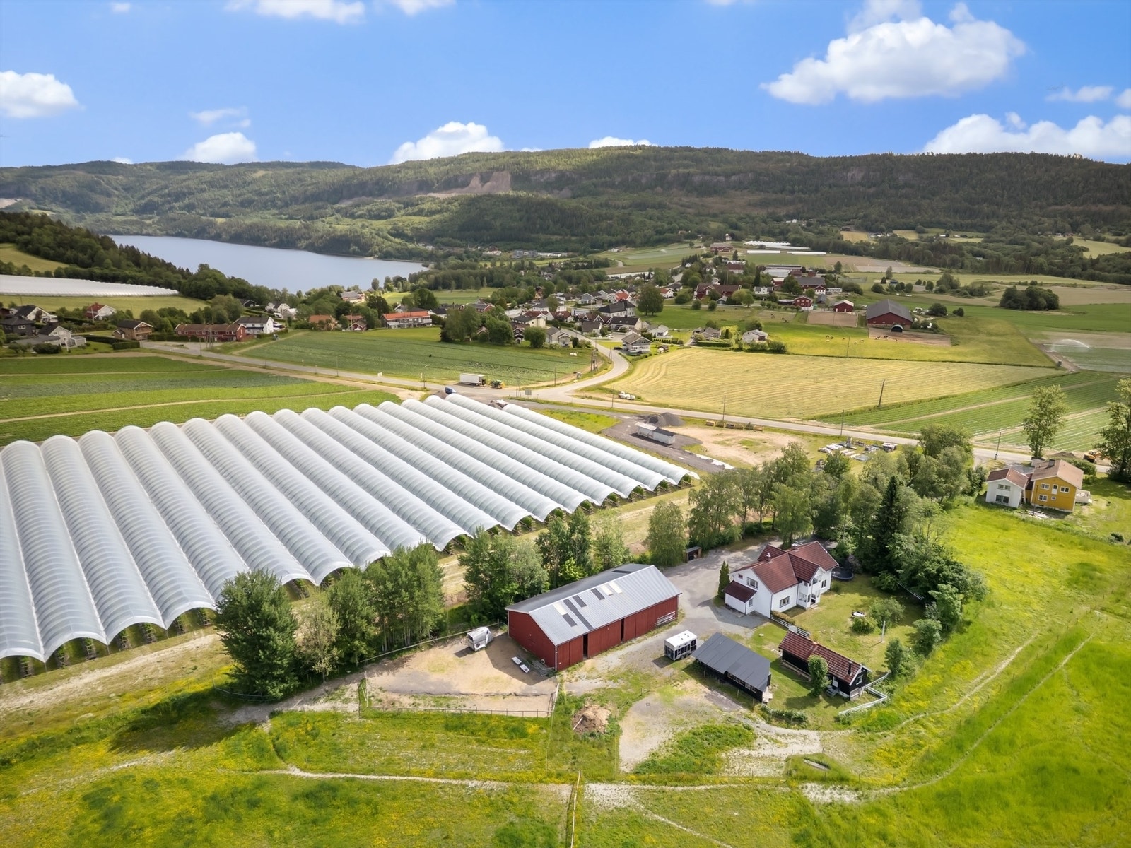 På naboeiendommen til skolen finner man Syllinghallen og idrettsplassen Galleribilde