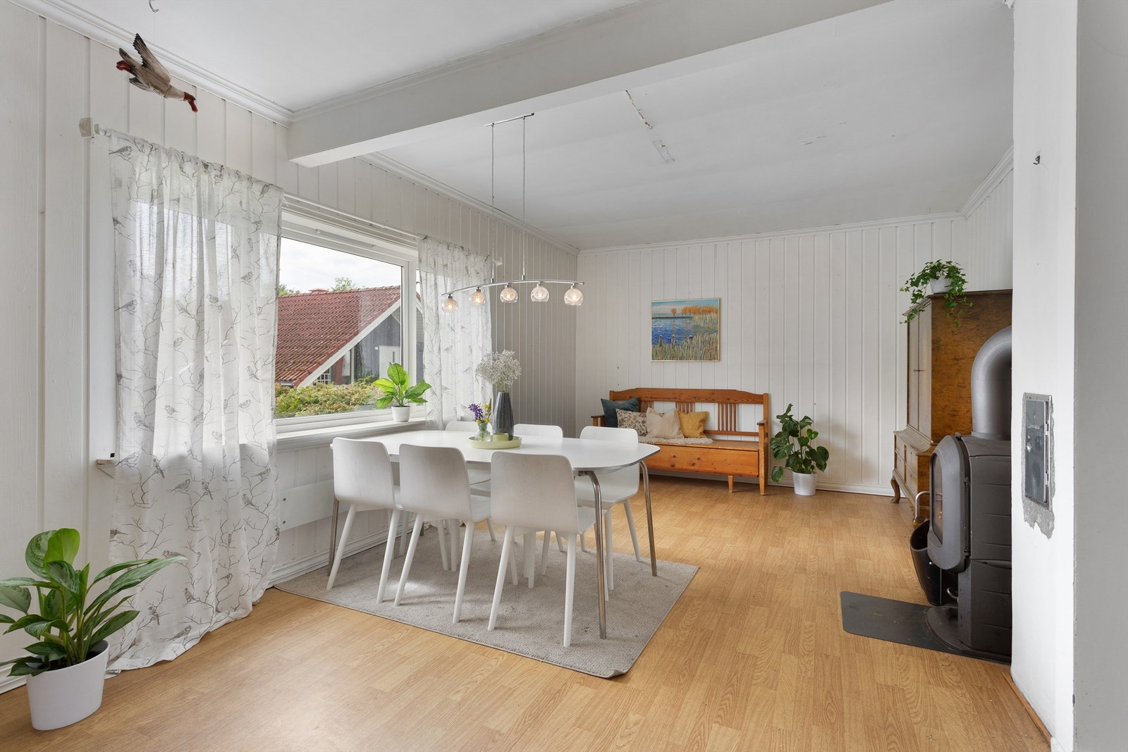 Frittstående peisovn fra 2008 med plate på gulv Galleribilde