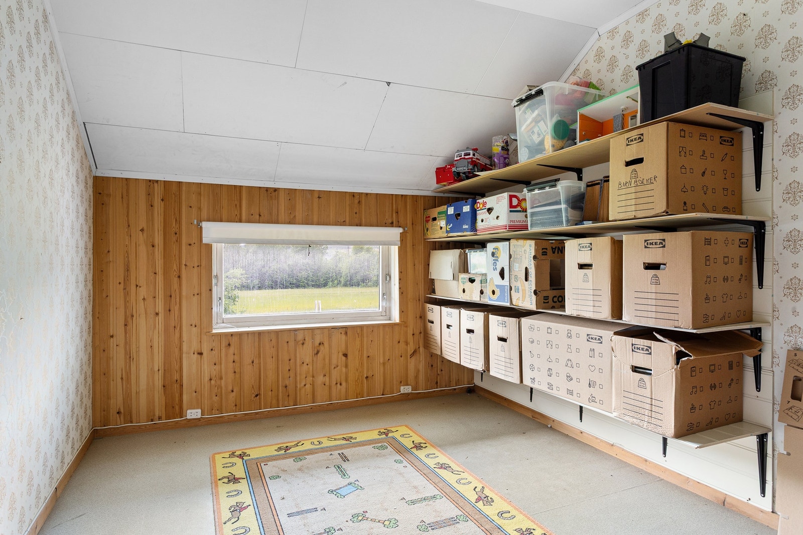 Soverom 4 med belegg på gulv, tapet samt panel på vegger og malte plater i himling Galleribilde