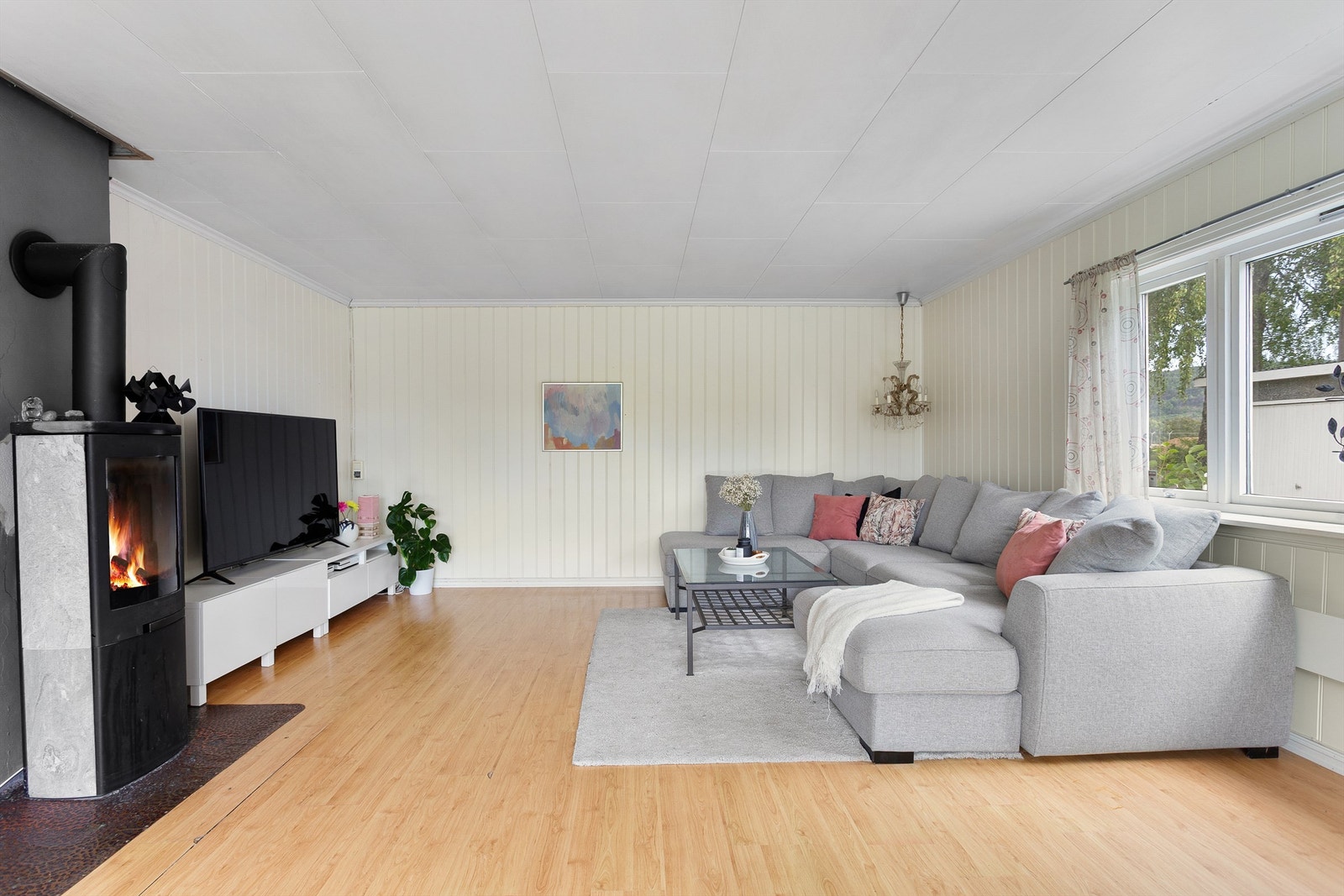 Laminat på gulv, malte panelplater på vegger og malte plater i himling Galleribilde