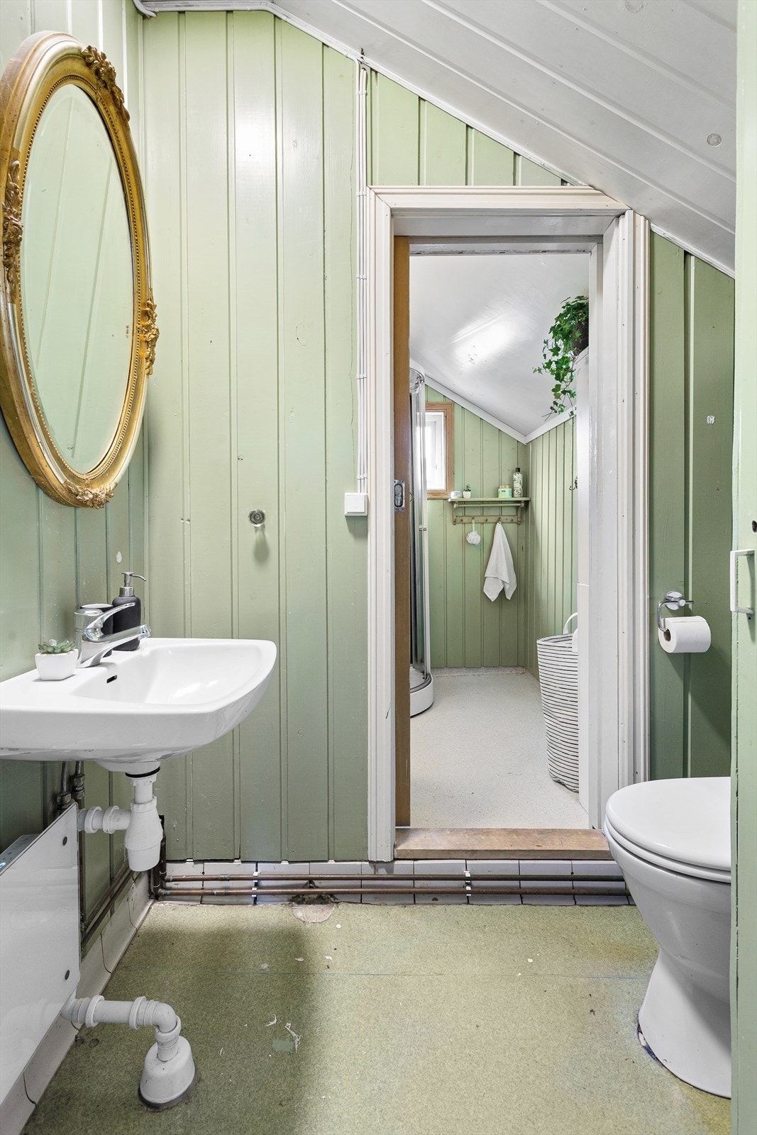 Wc-rom med vegghengt servant og gulvstående toalett Galleribilde