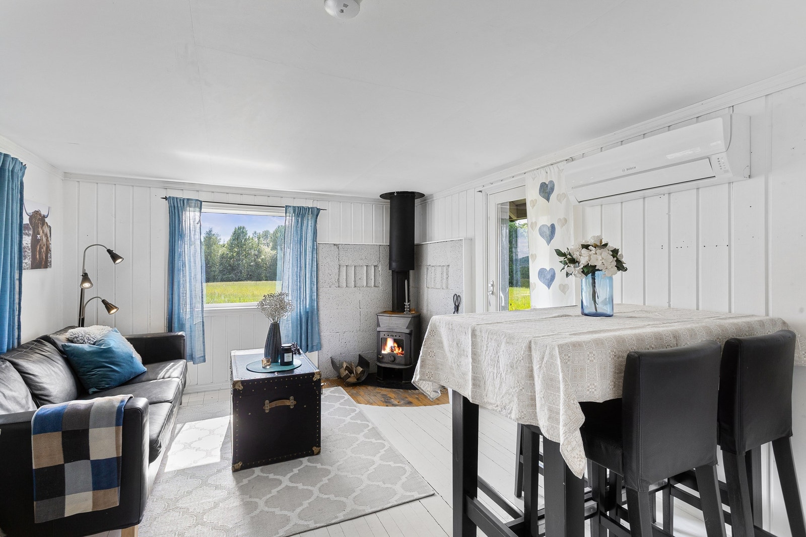 Annekset er innredet med stue, kjøkken, bad, soverom og entré (rommene er ikke godkjent for varig opphold) Galleribilde