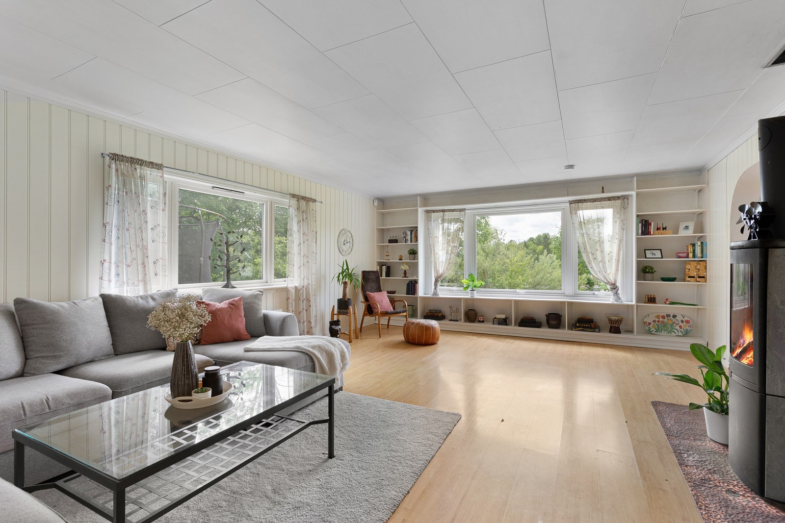 Stue med sofaområde og sittegruppe Galleribilde