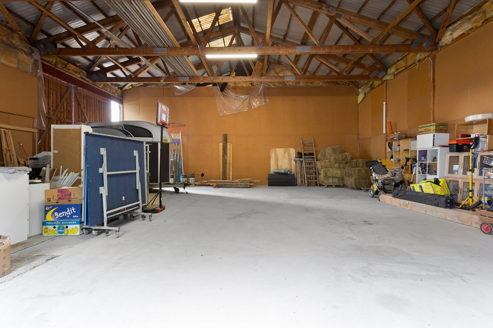 Driftsbygningen/låven (ca. 12x24 kvm iflg. selger) er innredet og tilrettelagt for hestehold Galleribilde