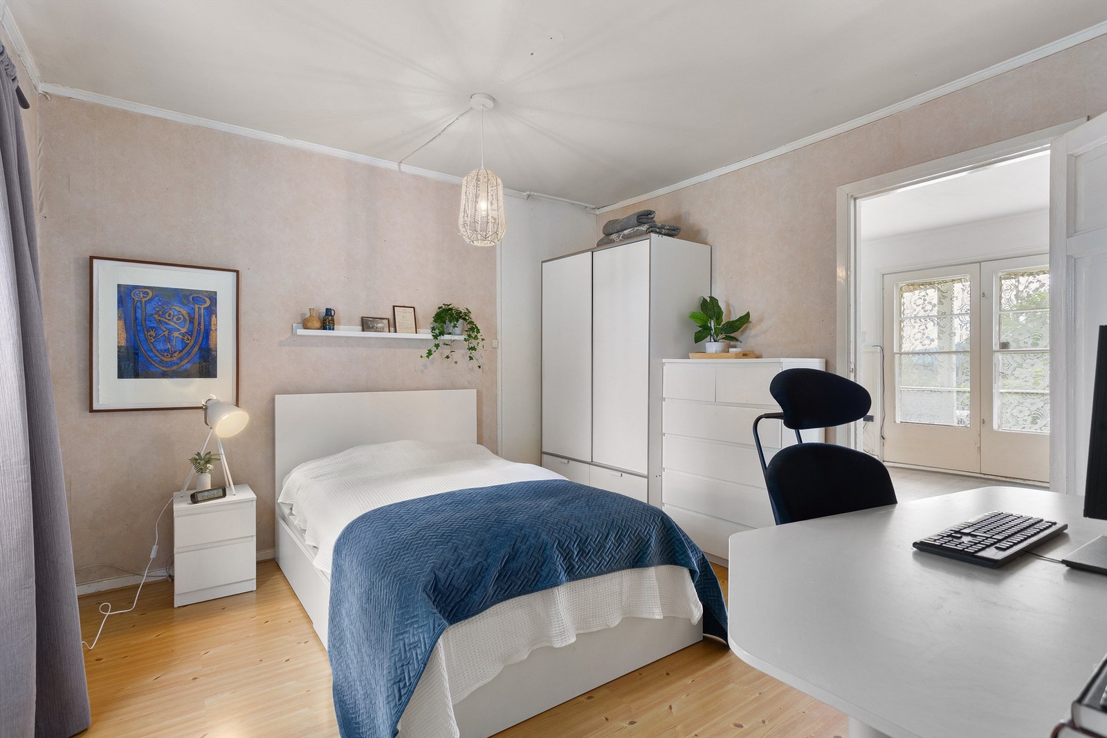 Soverom 6 med laminat på gulv, tapet på vegger og malt himling Galleribilde