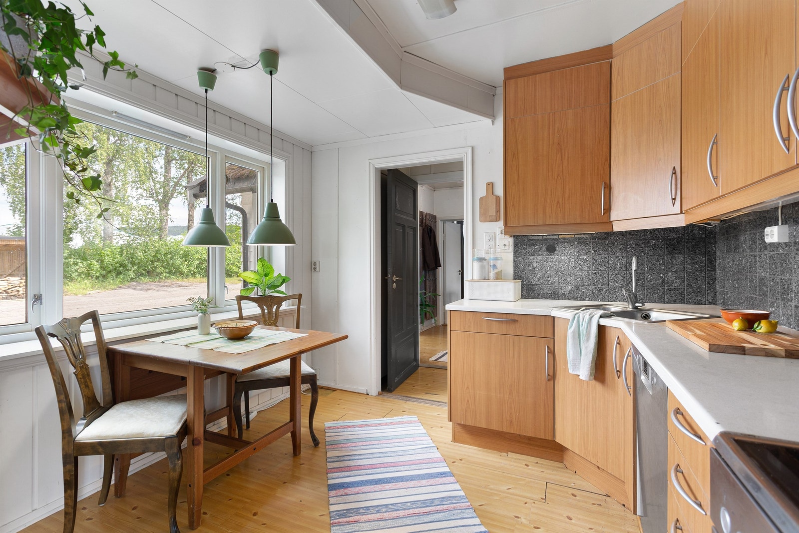 Kjøkkeninnredning med over- og underskap samt vitrineskap Galleribilde