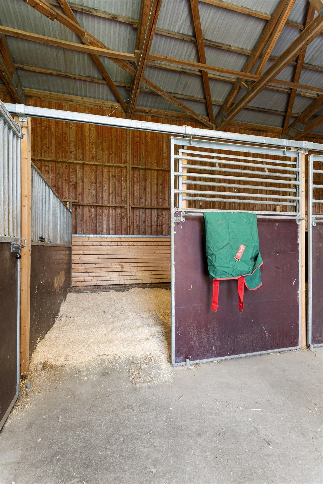 Det er oppført 3 hestebokser og innlagt vann Galleribilde