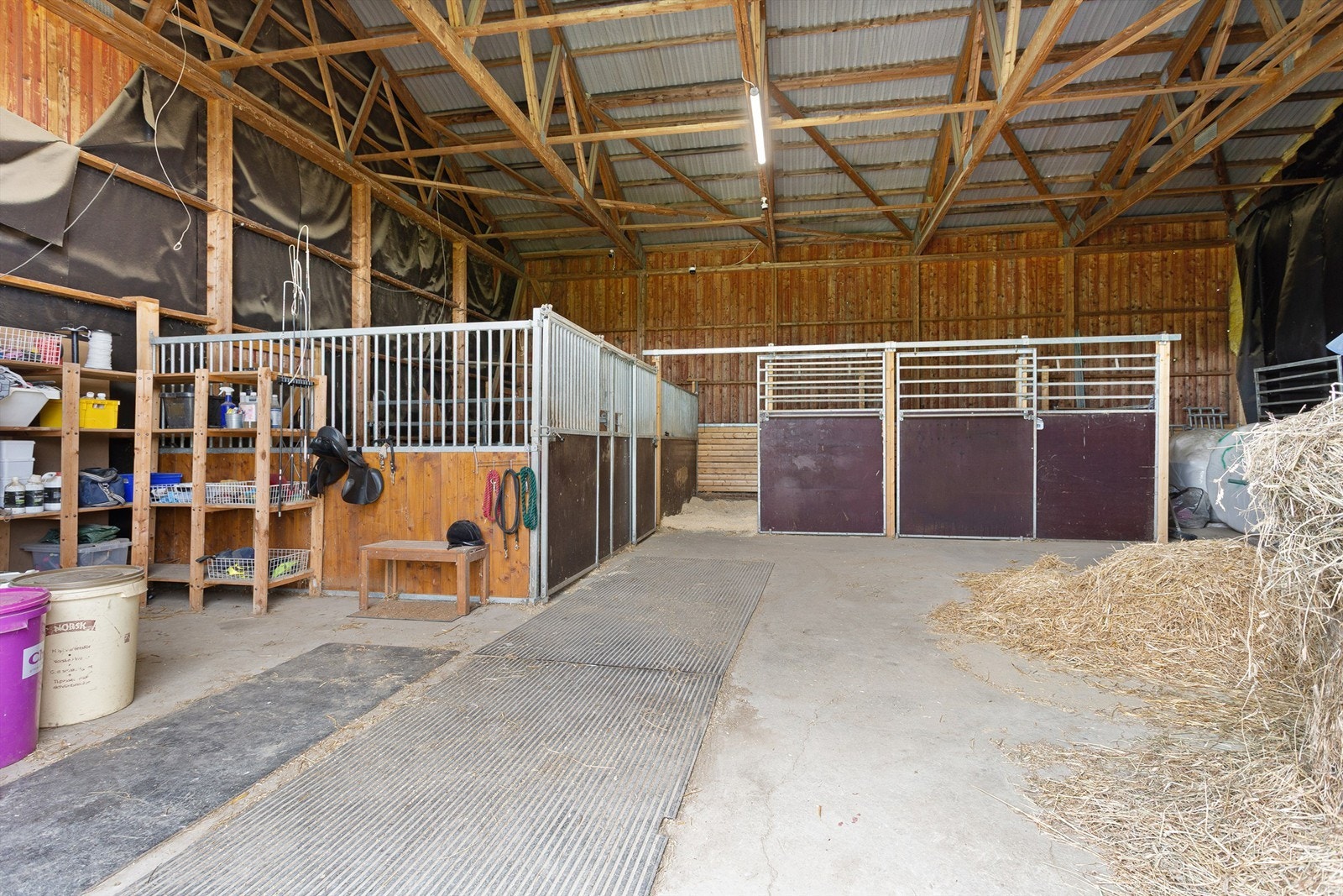 Det er innlagt strøm i bygningen (el-anlegg med jording og 3-fas, to separate sikringsskap og innvendig/utvendig belysning fra 2022) Galleribilde