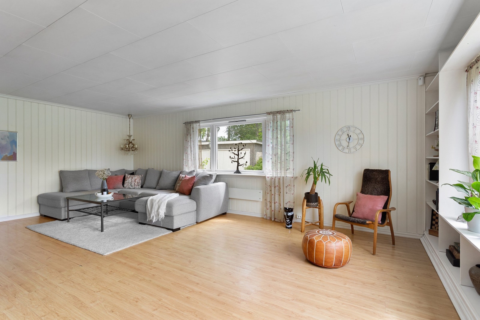 Store vindusflater som gir godt med naturlig lysinnslipp Galleribilde