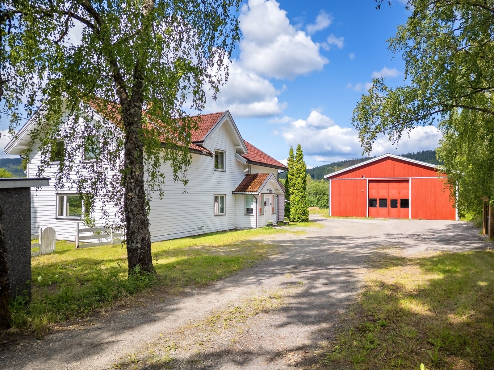Frittstående dobbelgarasje med bod på ca. 38 kvm med jordgulv og sidehengslete garasjeporter av tre Galleribilde