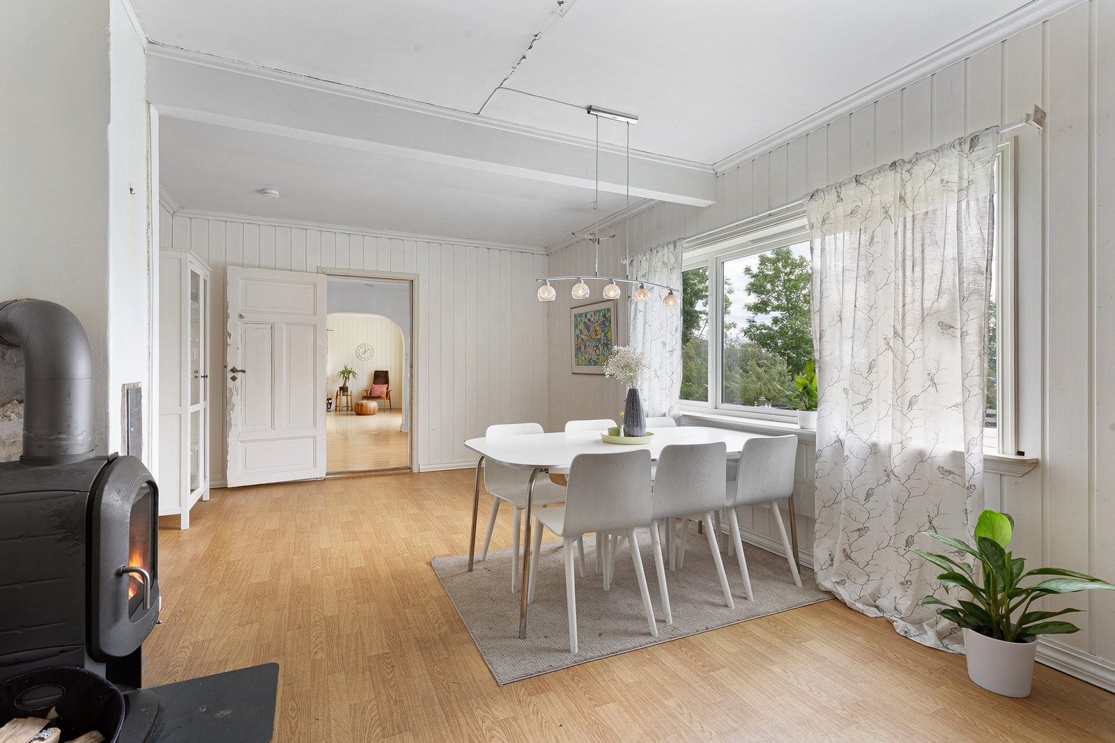 God plass til en spisestue med møblement Galleribilde