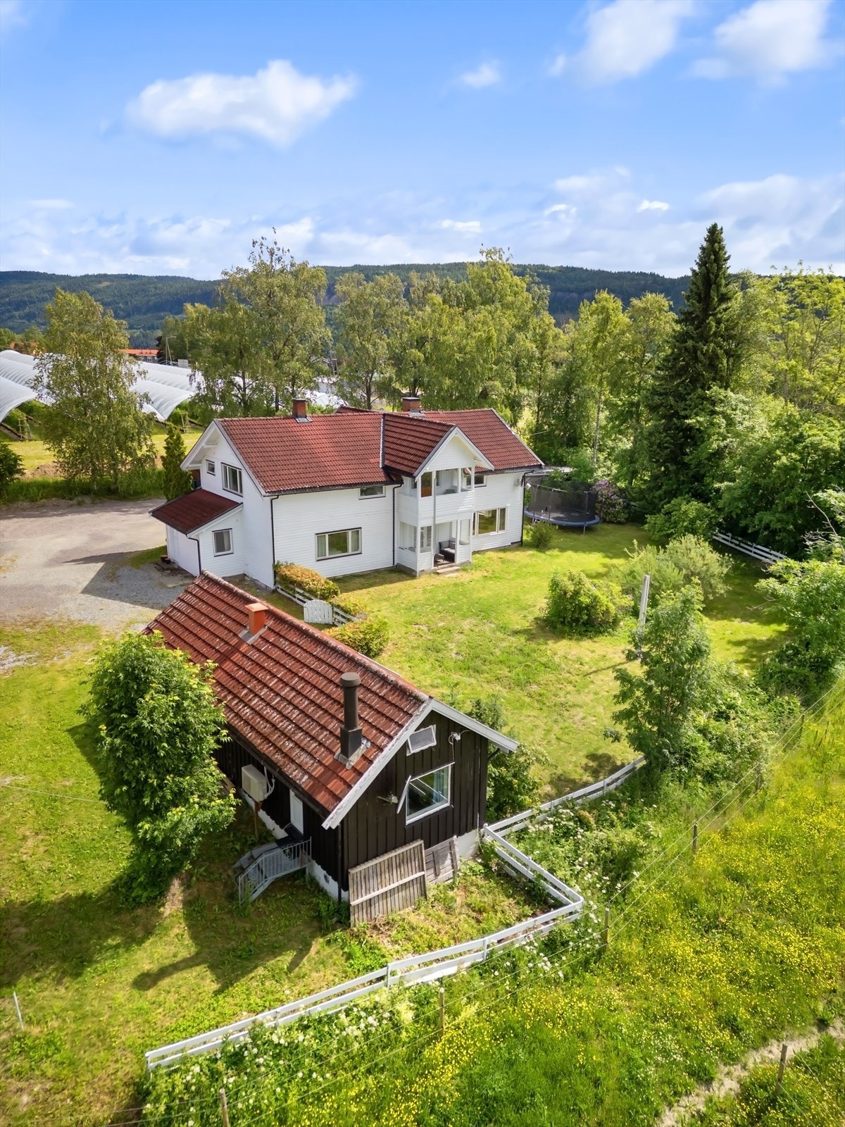 Usjenerte og skjermet uteplasser med god avstand fra de nærmeste naboeiendommene Galleribilde