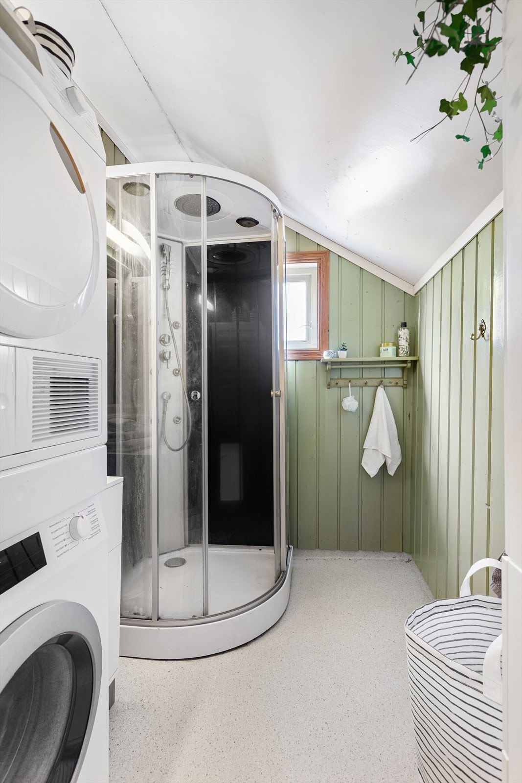 Dusjrom med dusjkabinett og opplegg for vaskemaskin samt tørketrommel Galleribilde