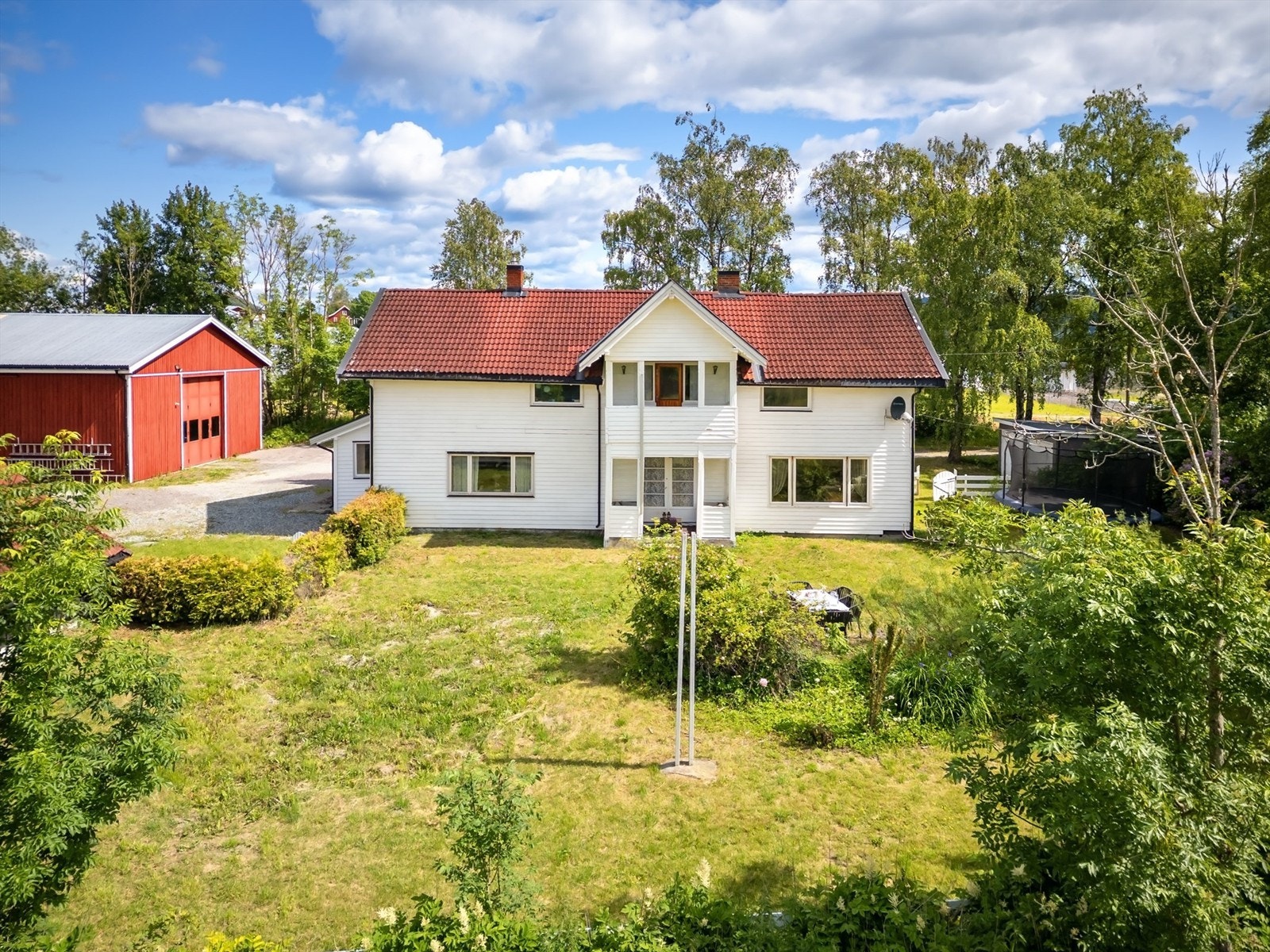 Tomt på ca. 32,5 mål med bl.a. 25,5 mål fulldyrka jord, 2,1 mål produktiv skog Galleribilde