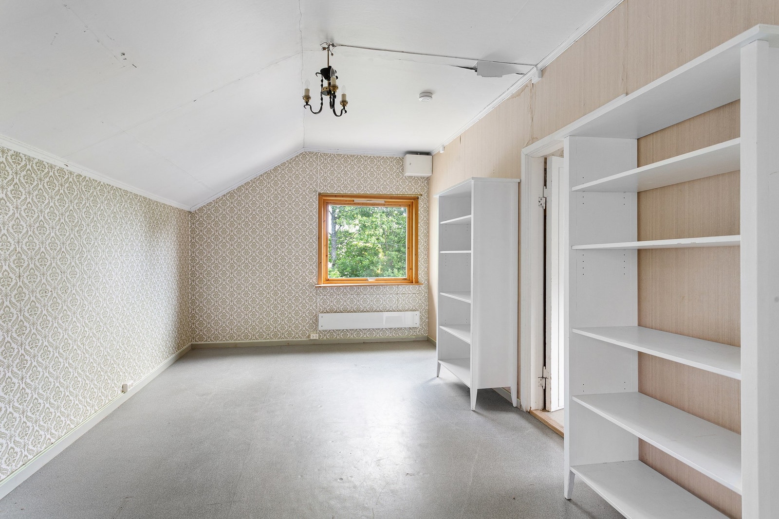 Stue i 2. etasje med belegg på gulv, tapet på vegger og malt himling - Rommet er opprinnelig byggemeldt som soverom Galleribilde