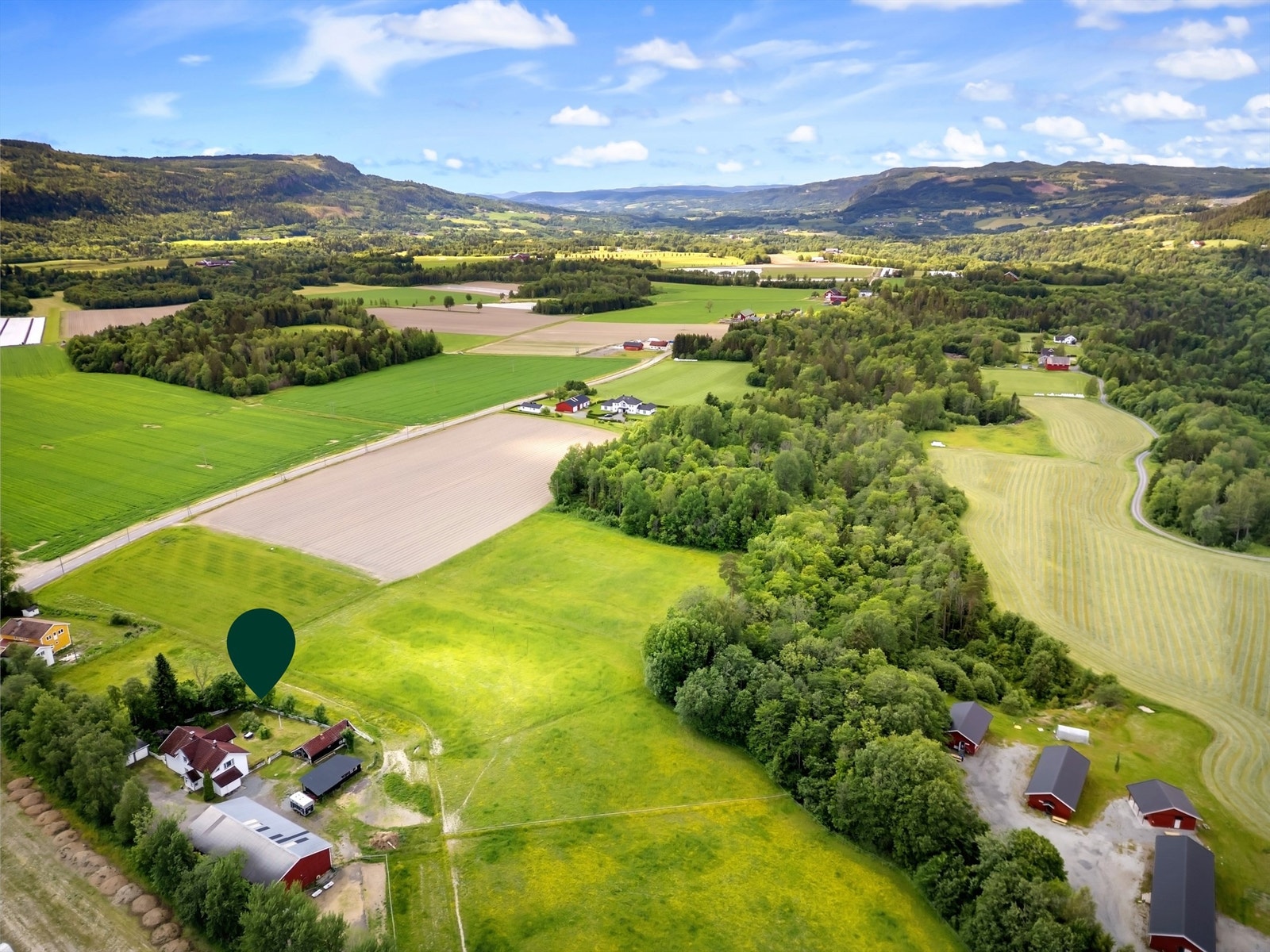 Det er ca. 25 minutters kjøring til Drammen, ca. 40 minutters kjøring til Asker og ca. 55 minutters kjøring til Oslo Galleribilde