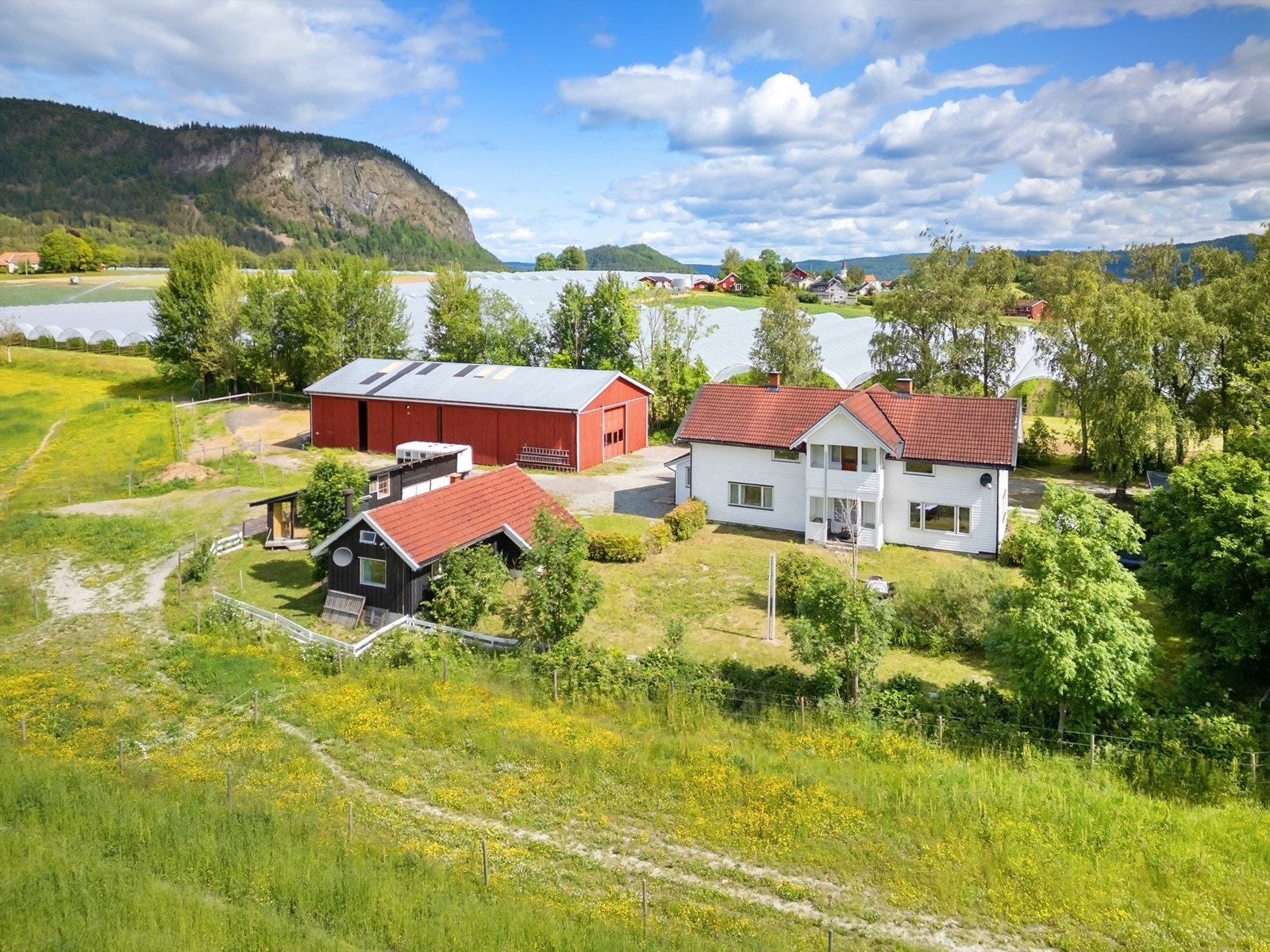 Eiendommen er godt egnet for hestehold (bl.a. tilrettelagt med 3 bokser i låve, paddock og beiter) Galleribilde