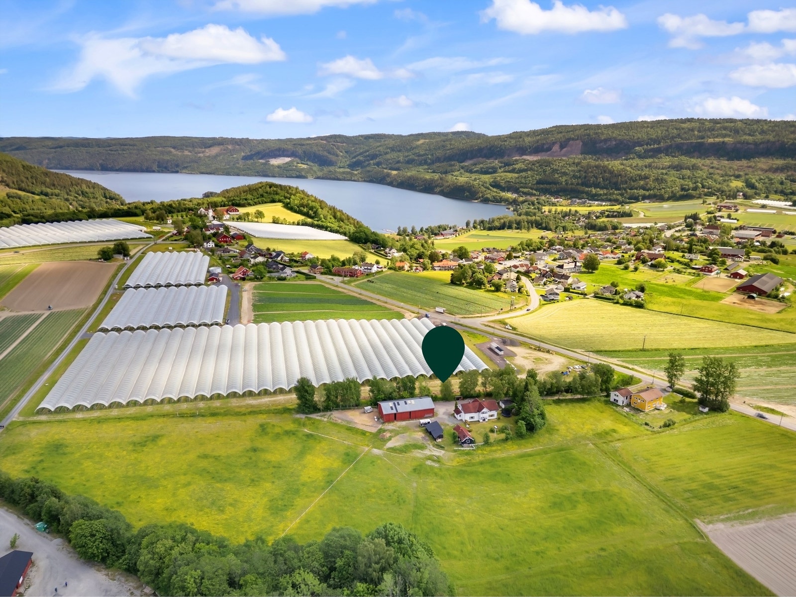 ed Holsfjorden er det en sandstrand (Svangstrand) som kan innby til bading på varme sommerdager Galleribilde