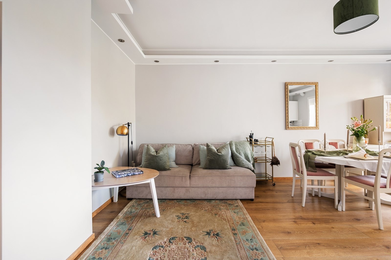 Lys og usjenert stue med en-stavs laminat på gulv. Galleribilde