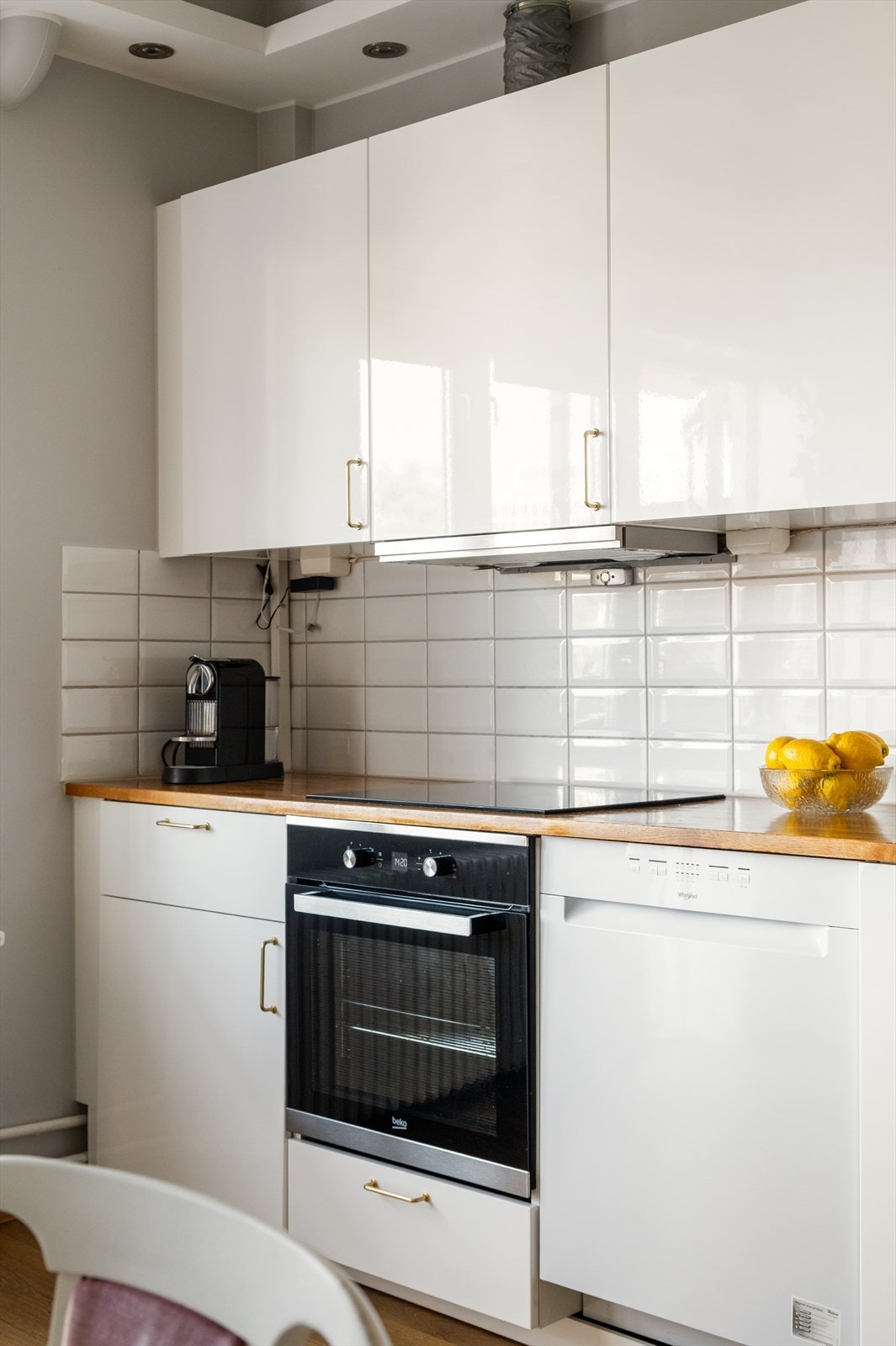 Praktisk og stilrent kjøkken med glatte fronter og heltre benkeplate med nedfelt vask. Galleribilde