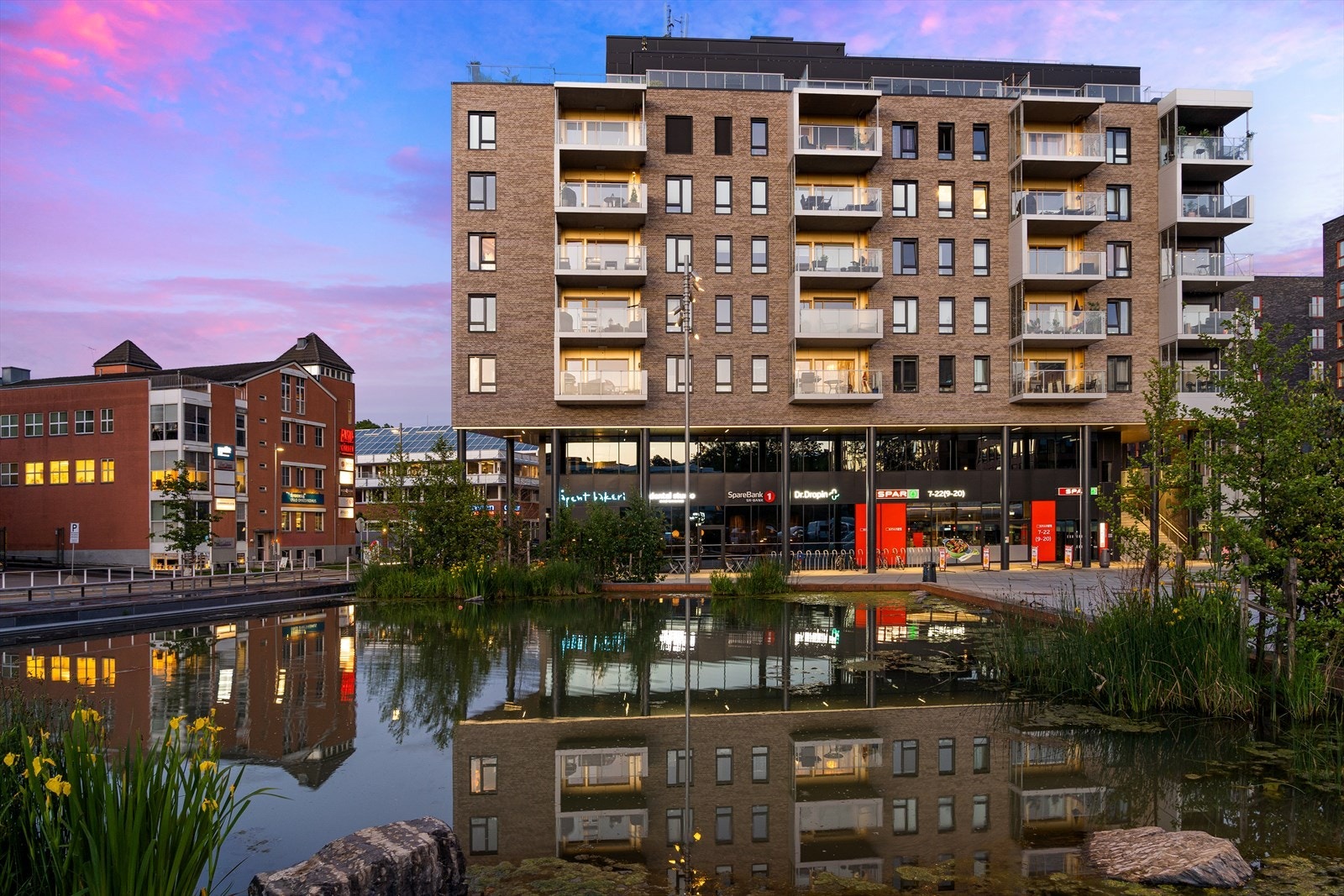 På Ensjø Torg finner du en rekke servicetilbud og er et hyggelig torg og møteplass. Galleribilde