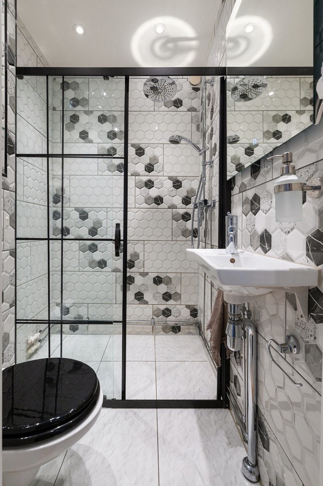 Bad med flislagte vegger og gulv, samt elektrisk gulvvarme for ekstra komfort. Galleribilde