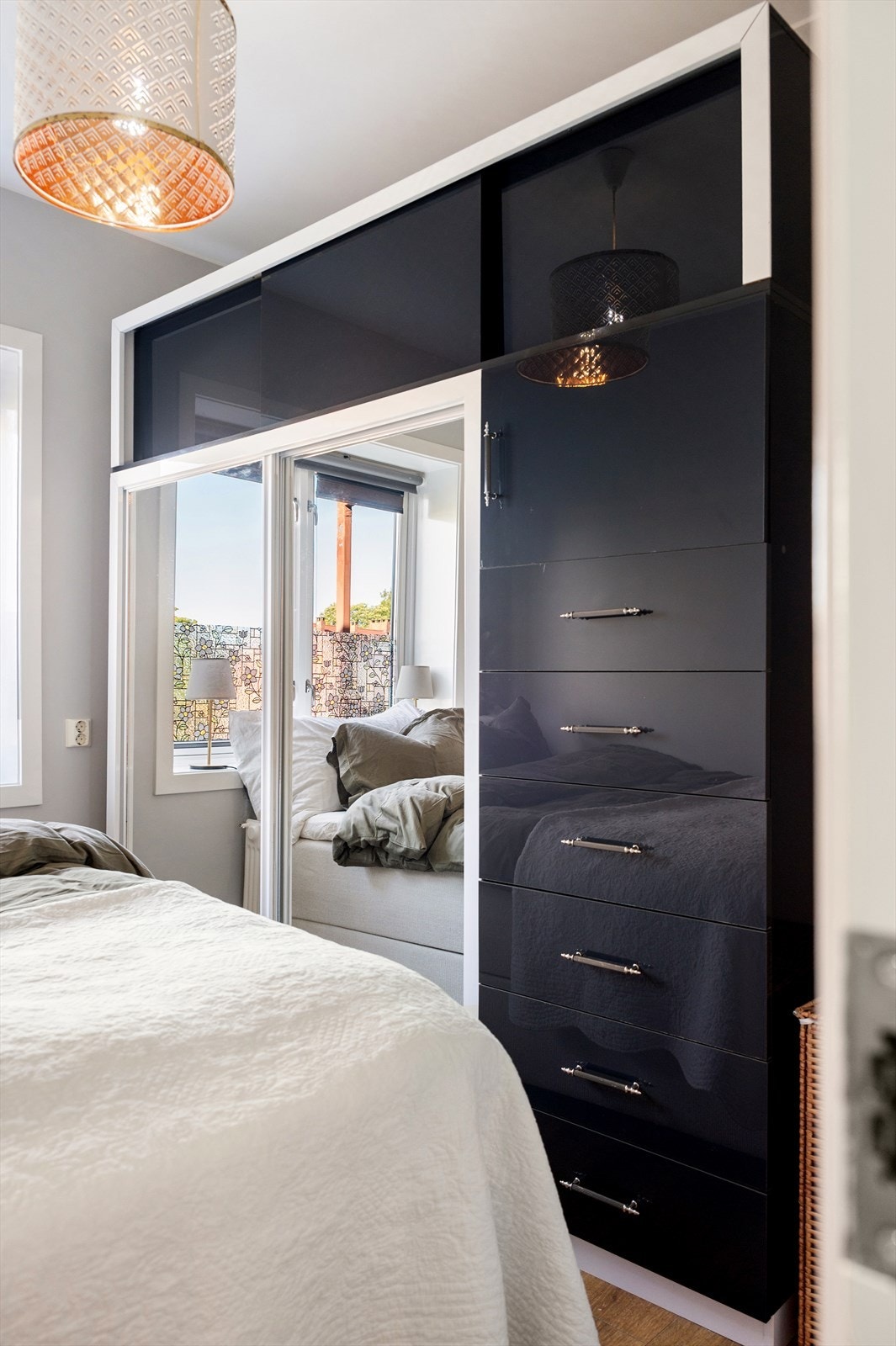 Stor garderobeløsning med skyvedører, skuffer og ekstra lagringsplass på toppen gir utmerket oppbevaringsmulighet. Galleribilde