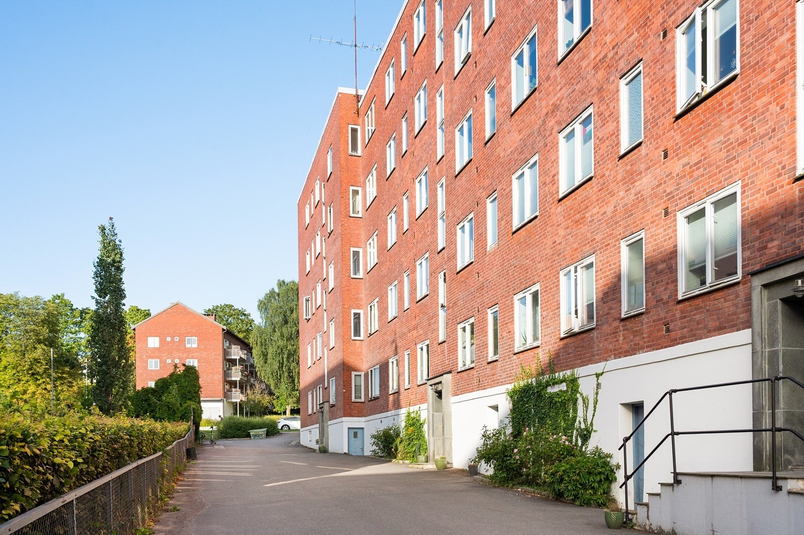 Sameiet har parkeringsplasser på egen tomt som leies ut til beboerne etter ventelisteprinsippet. Ta kontakt med styret ved interesse. Galleribilde