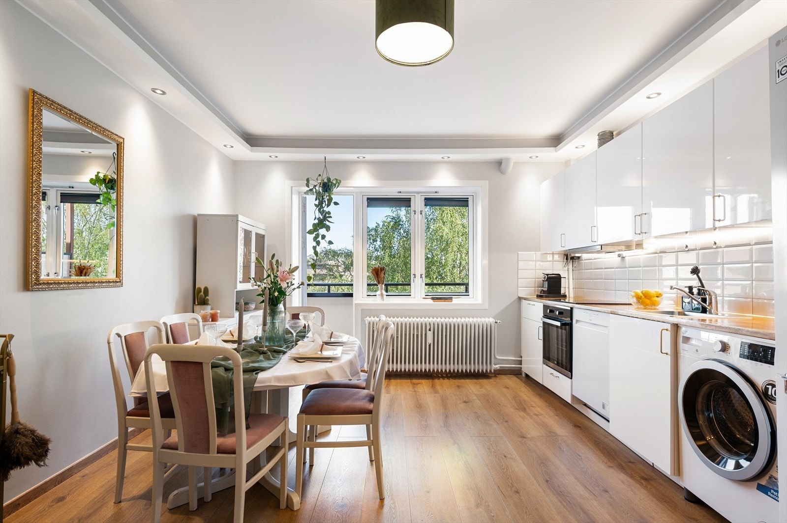 Den generøse takhøyden på hele 2,69 meter skaper en luftig og romslig atmosfære. Galleribilde