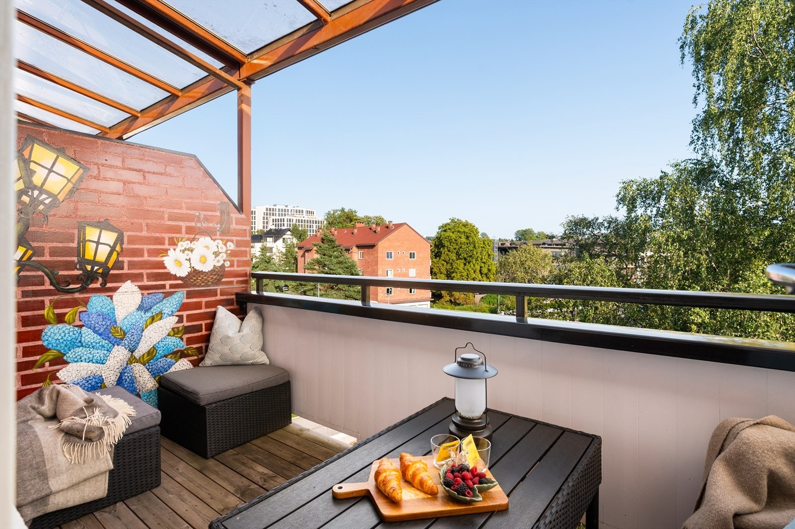 Fra stue/kjøkken er det direkte adkomst til en koselig balkong på ca. 6 m² Galleribilde