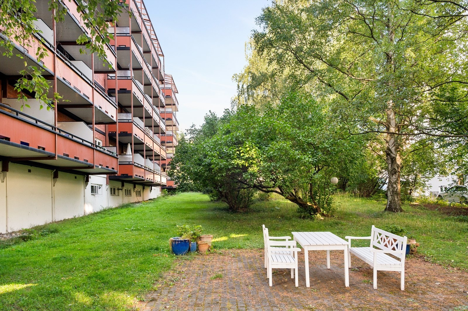 Sameiet har en felles bakgård med gressplen, grønn beplantning og hyggelig sittegrupper. Galleribilde