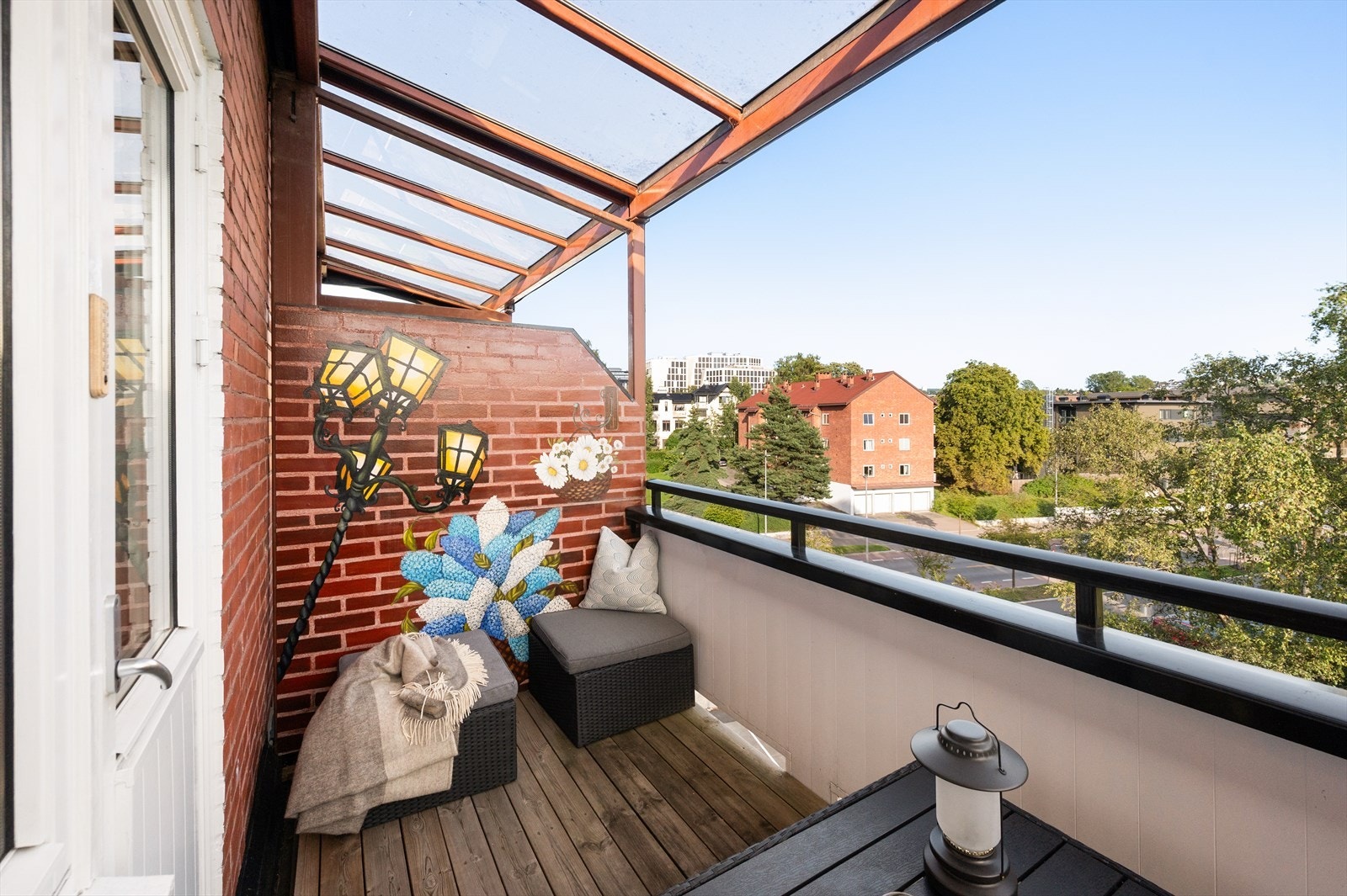 Her er det plass til sittegruppe og grill, og sameiet tillater både gass- og elektrisk grill - perfekt for sommerens hyggestunder. Galleribilde