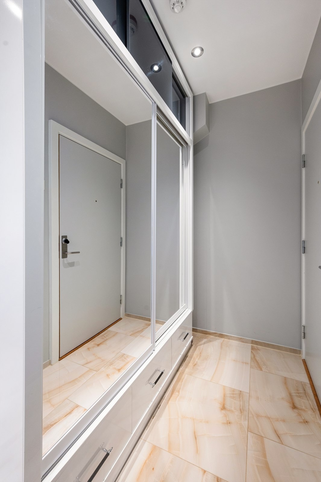 Innbydende entré med romslig skapinnredning og eget garderoberom som gir rikelig med plass til klær og utstyr. Galleribilde