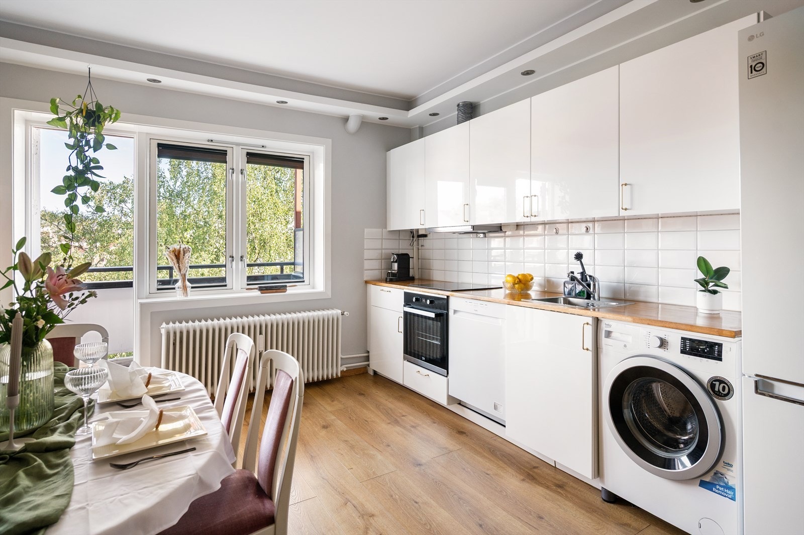 Oppvarming skjer via radiatorer tilkoblet byggets sentrale varmeanlegg - inkludert i felleskostnadene for en mer forutsigbar hverdag. Galleribilde