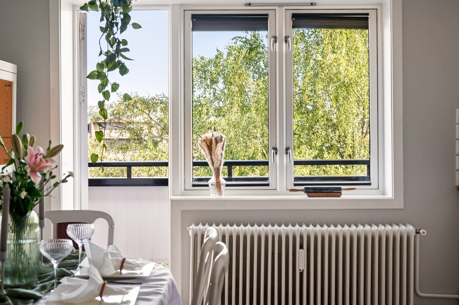 Store vindusflater som gir et frodig utsyn, spesielt vakkert på sommerstid. Galleribilde